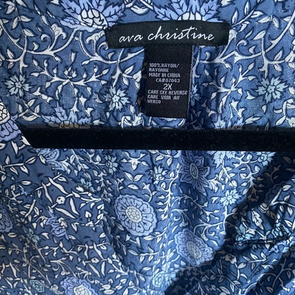 Sleeveless plus size blouse - Picture 3 of 3